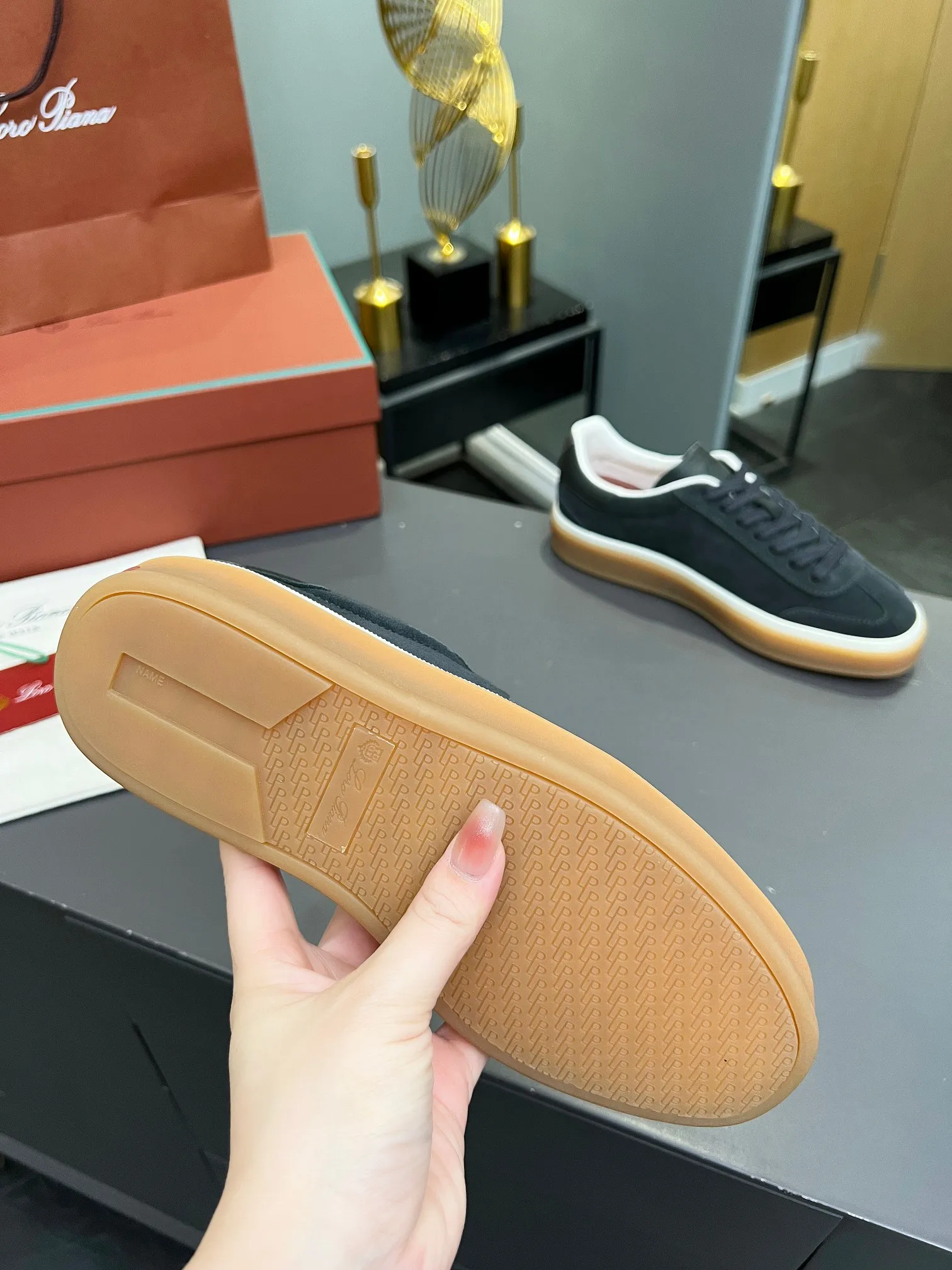 Men's shoes 💰600 purchasing agent, high version 🦅⛳️ Italy [Loro Piana] Tennis walk series LP couple's moral training shoes casual sports shoes sneakers 🎁🎁 Original purchase development and production This new suede tennis shoe adopts an ultra-low design, suitable for wearing all year round 👫👫 The wrapped sole creates an effortlessly attractive color combination that harmoniously blends functionality with understated style, making it the ideal shoe for urban wear. Soft calfskin tongue with Kummel color insert at the heel, cotton lace upper with embossed LP logo, cowhide suede sole, rubber-lined calfskin ✦Upper: imported first-layer cowhide➕customized original cowhide ✦lining: cowhide lining➕cowhide insole ✦sole: original molded TPR ultra-light outsole ✦packaging: original complete package ✦Female size: 35--40, ✦Male size: 39--45,